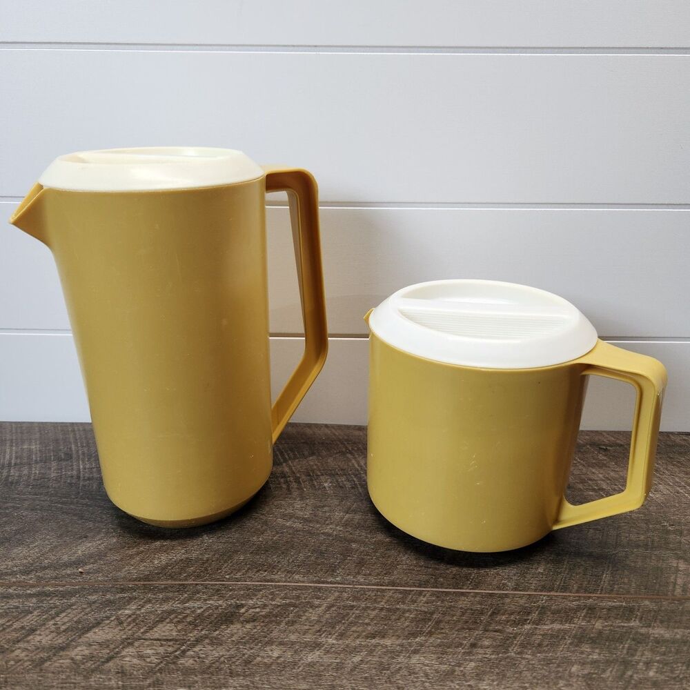 2 Vtg Rubbermaid Pitchers Harvest Gold 2 1/4 qt J2445 & 1 1/2 qt 2745 White Lids